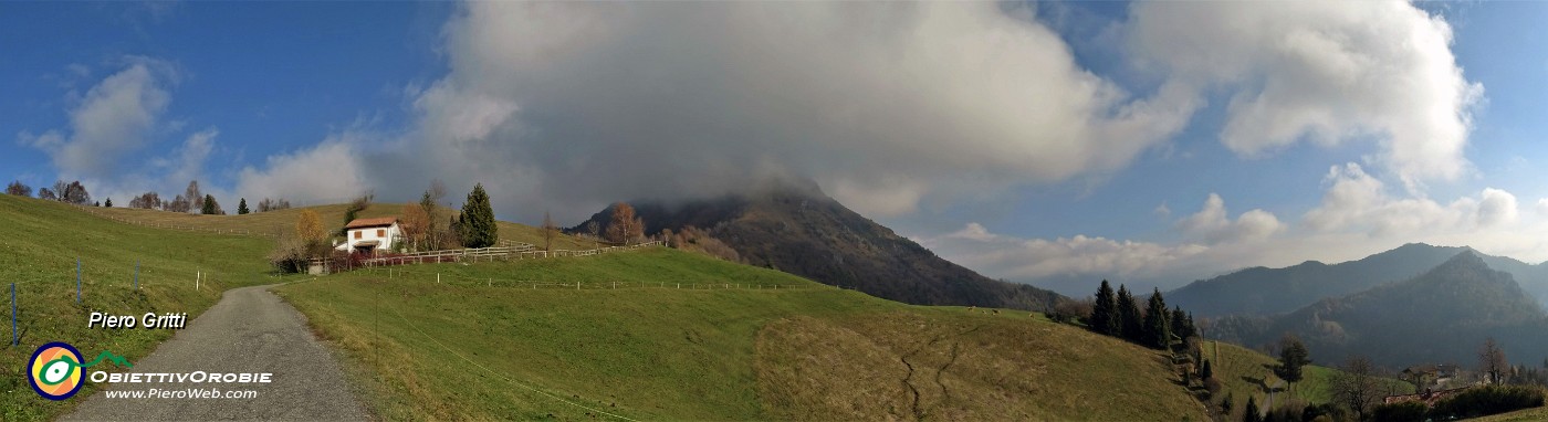 10 Sole sui prati verso la Forcella di Spettino, nuvole in vetta al Monte Gioco.jpg